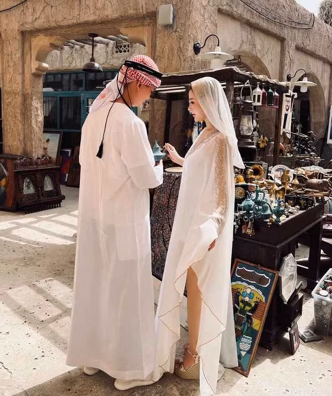 Huyền Baby còn hoá trang thành những cô gái Ba Tư lạc vào một khu chợ ở Dubai.