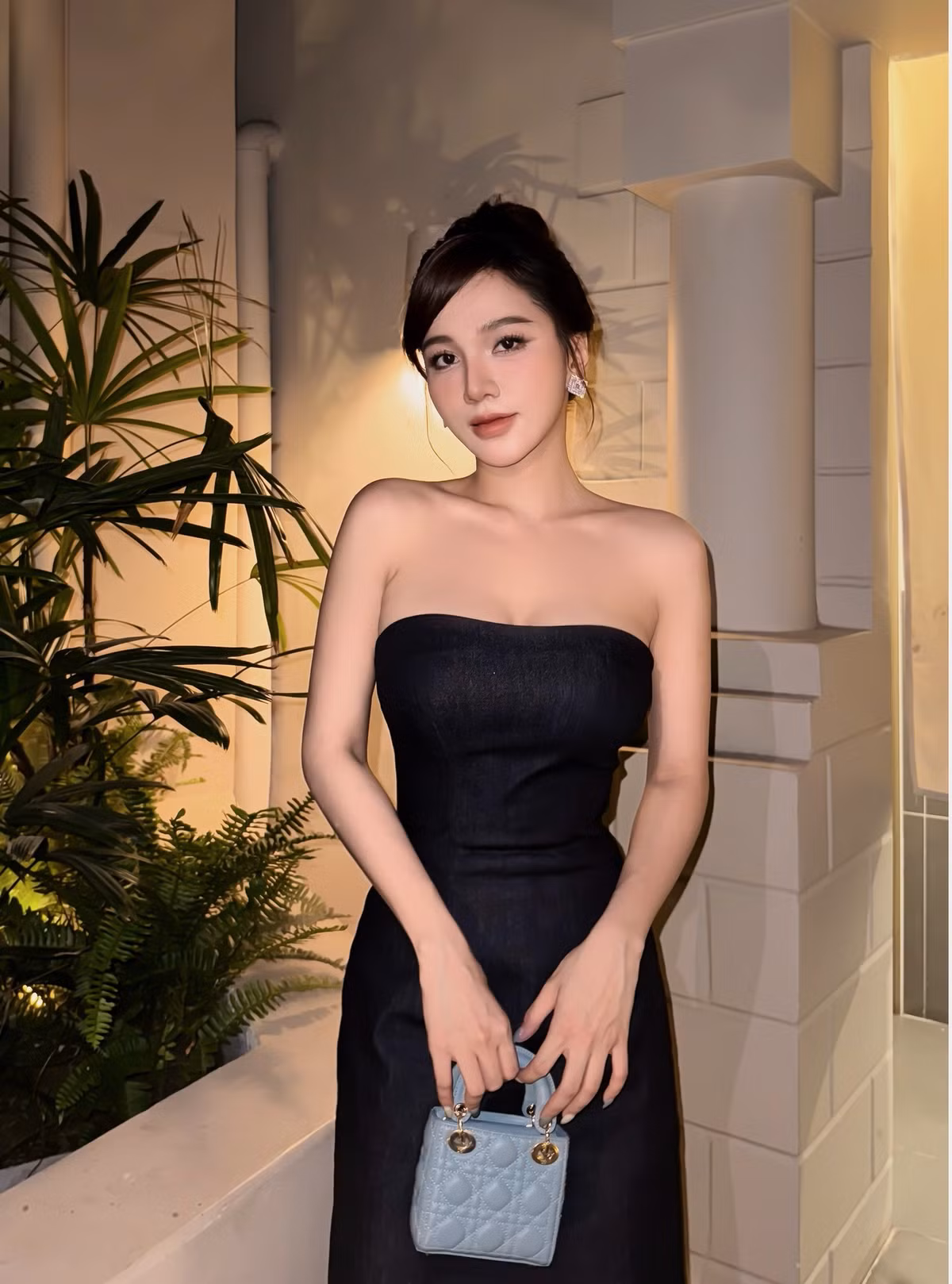 Bên cạnh nhan sắc xinh như mộng của Gia Hân, tâm điểm sự chú ý rơi vào mẫu túi Dior có mức giá hơn 120 triệu đồng mà cô nàng lăng xê.