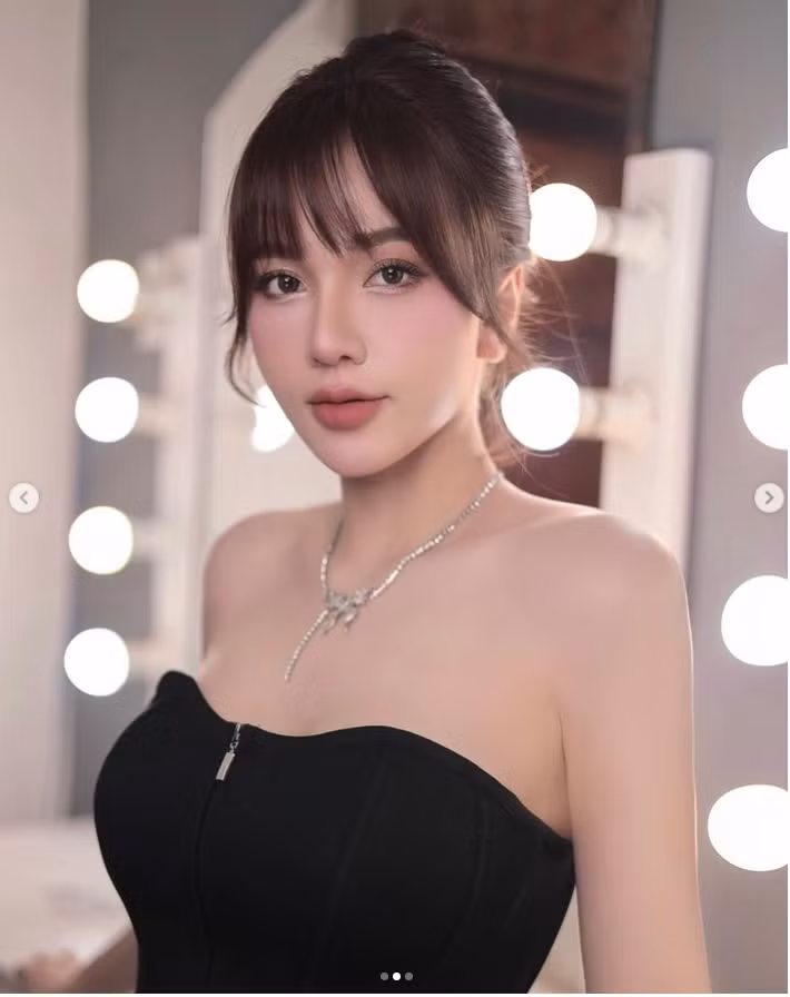 bạn gái cũ của cầu thủ Hoàng Đức xuất hiện với diện mạo sang trọng, diện thiết kế lấp ló thềm ngực đầy đặn.