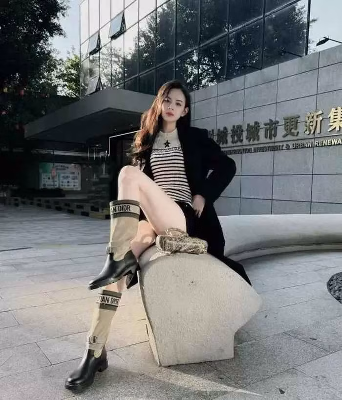 Nhiều trang tin còn ví cô là "Kim Tae Hee Việt Nam" khi mang vẻ tươi tắn tương đồng với mỹ nhân xứ sở kim chi.