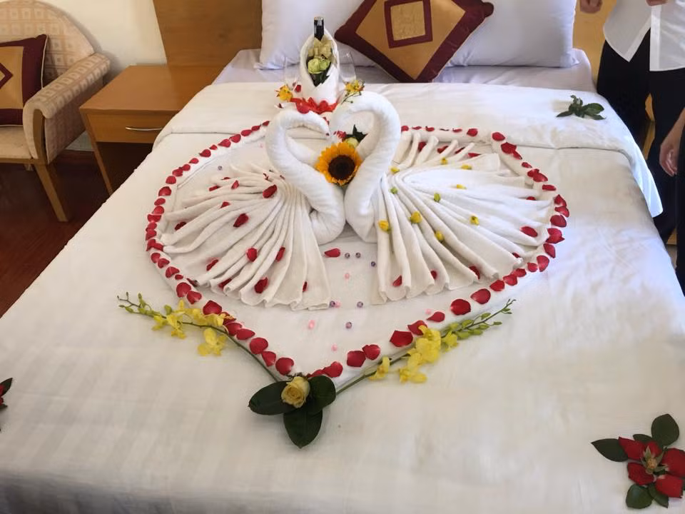 Nếu cầu kì, các cặp đôi thường thuê trọn gói trang trí phòng tân hôn nhưng cũng có nhiều trường hợp vì tin tưởng mà giao việc đó cho một người trong nhà.