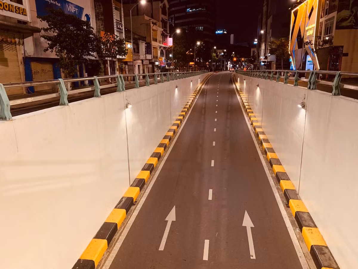Chia sẻ dưới những bức ảnh Đà Nẵng vắng vẻ mùa dịch Covid-19, nhiều dân mạng để lại bình luận như: "Hà Nội cũng không kém Đà Nẵng đâu", "Đà Nẵng cố lên. Buồn một chút cũng được nhưng an toàn là điều mong chờ của tất cả mọi người", "20h mà vắng tanh hơn chùa Bà Đanh, Nhớ lúc Đà Nẵng về đêm nhộn nhịp ghê".