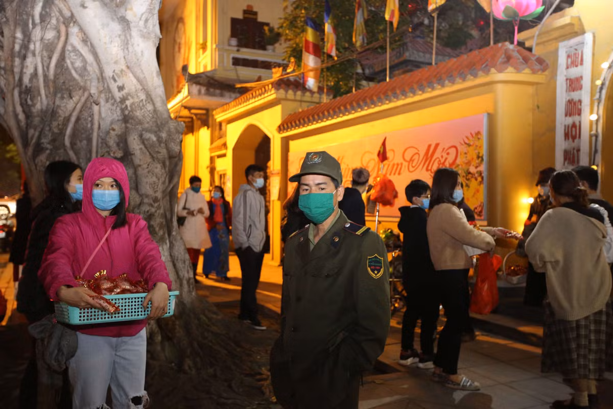 Dân phòng và Công an khu vực giữ trật tự trước cổng chủa Quán Sứ trong những giờ khắc đầu tiên của năm mới.