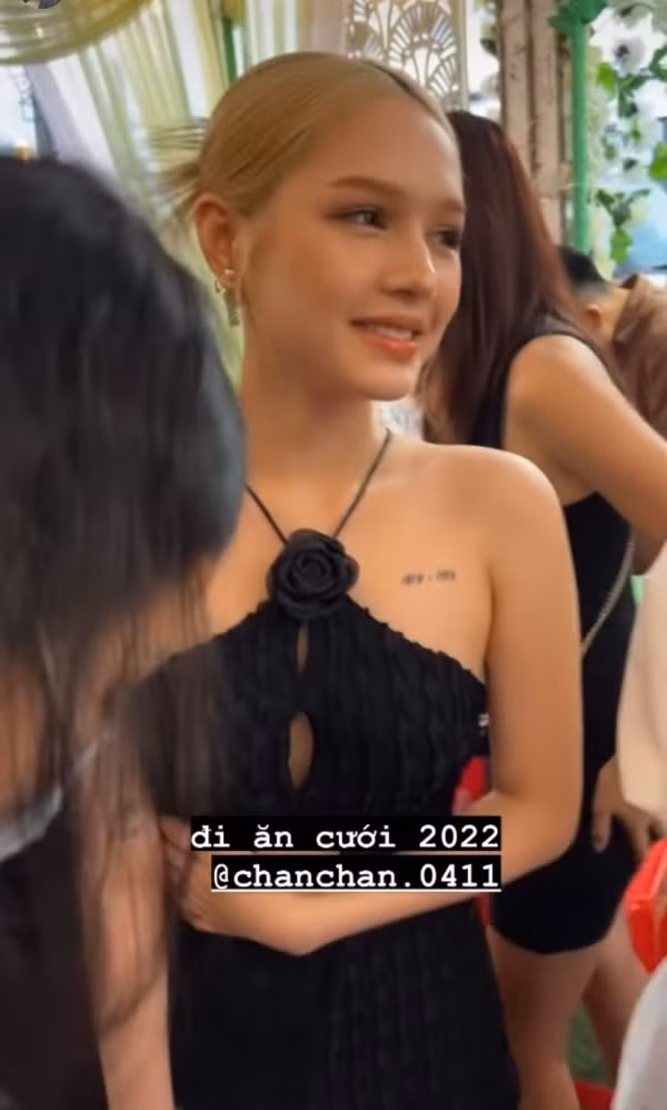 Gần đây, khi xuất hiện tại đám cưới của Masew, nhan sắc Xoài Non qua camera thường khiến nhiều người trầm trồ. So sánh với ảnh tự đăng, mọi người đều dễ dàng nhận thấy không có sự khác biệt về thần thái, vóc dáng.