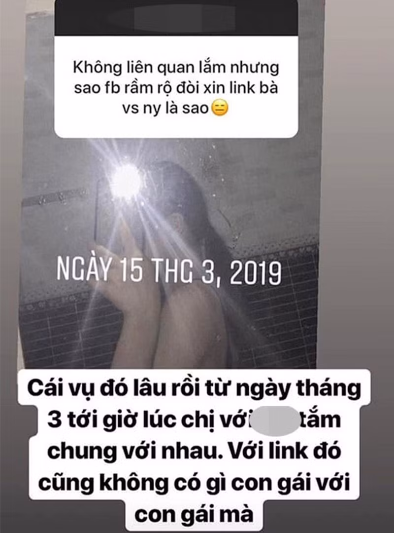 Cũng trong năm 2019, Lê Thị Khánh Huyền bị lộ clip nhạy cảm trong nhà tắm. Mặc dù là nạn nhân, song chính thái độ của Hot TikToker trước sự việc lại khiến dân mạng dậy sóng.