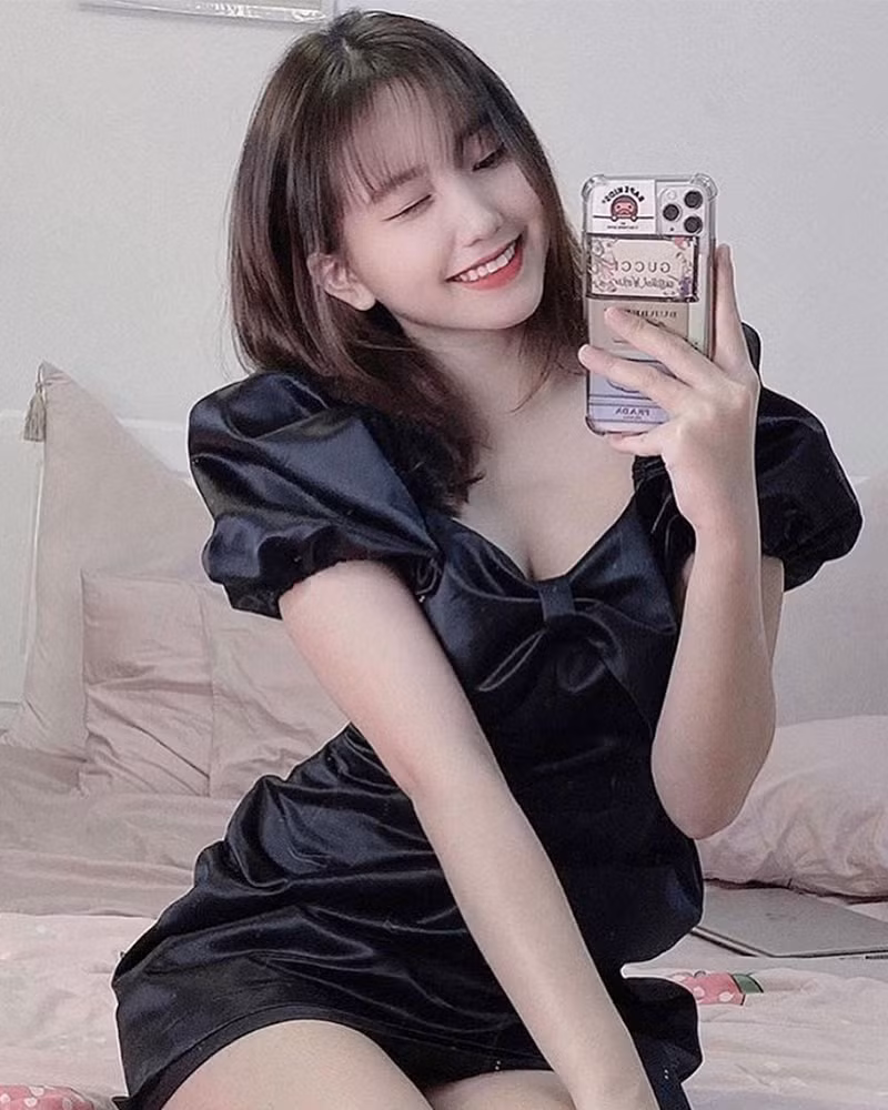 Cô nàng bị đồn hẹn hò với người yêu cũ nữ streamer Linh Ngọc Đàm có tên là hot Tiktoker Lê Thị Khánh Huyền (SN 2004, quê Quảng Ninh) hiện tại là mẫu ảnh, mẫu quảng cáo cho nhiều nhãn hàng thời trang, mỹ phẩm tại TP HCM.