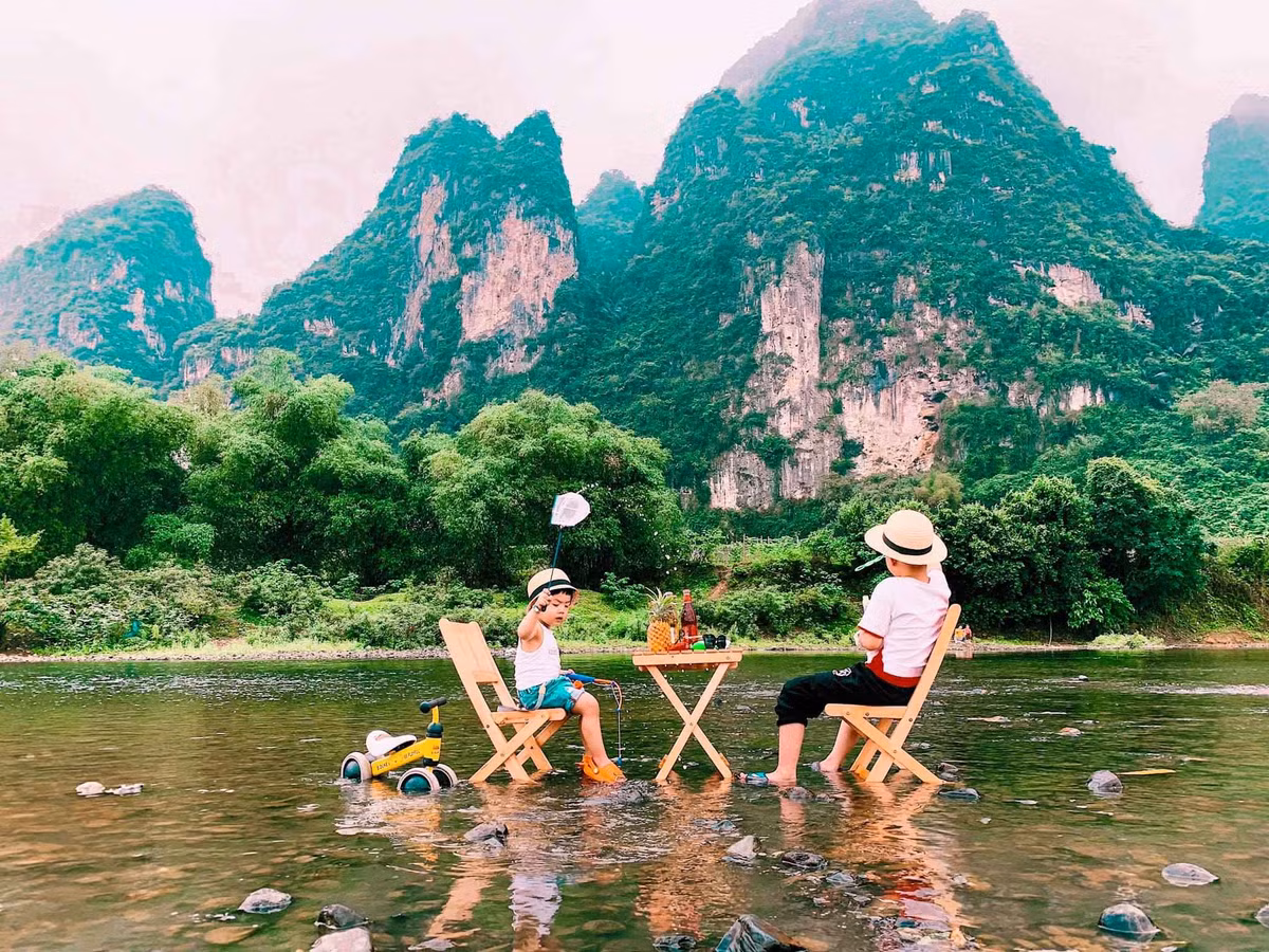 Nà Bờ Kim Bôi chỉ nên chơi trong ngày, nếu muốn cắm trại ở qua đêm mọi người nên tìm bãi cỏ chứ không nên cắm trại ở bãi sỏi hay gần suối và chuẩn bị đồ thật đầy đủ. Và dù cắm trại ở đâu thì cũng cần có ý thức giữ gìn vệ sinh, mang rác về và dọn dẹp sau mỗi chuyến đi, để không làm ảnh hưởng đến quang cảnh sạch đẹp.