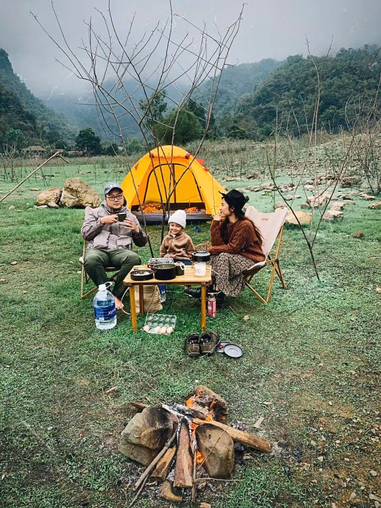 Vì là địa điểm cắm trại tự do nên các bạn tự chuẩn bị lều trại, bếp nướng. Đặc biệt vùng cao gần hồ nước nên các bạn nên mặc ấm, mang thêm áo, thuốc chống côn trùng.