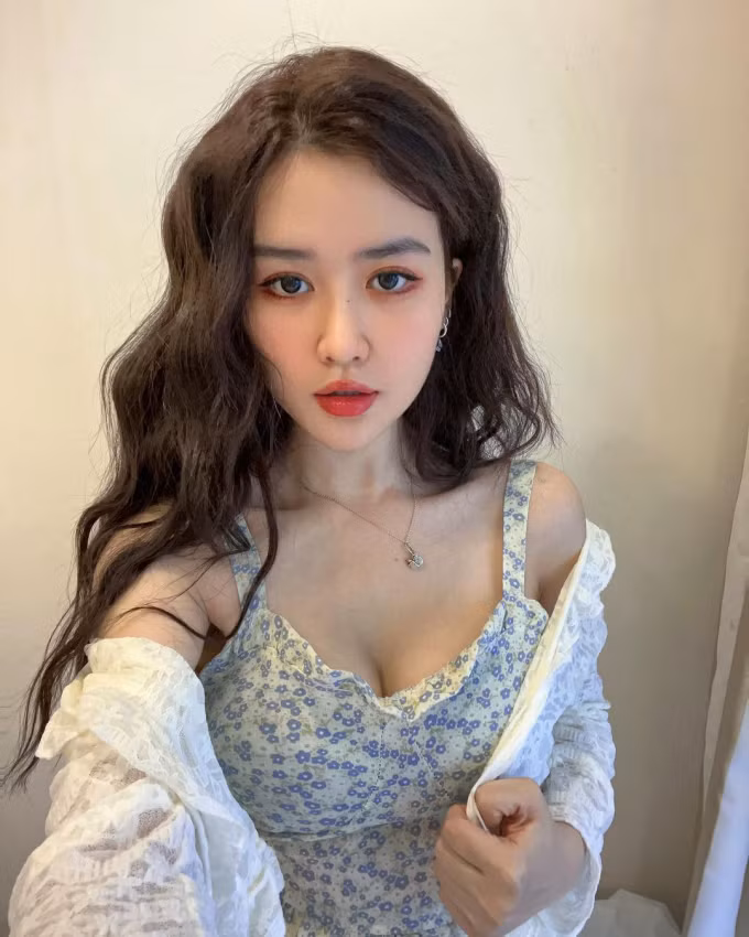 Quyên Qui hiện đang sở hữu gần 220 nghìn người theo dõi trên Facebook và con số này ở TikTok là gần 800 nghìn.