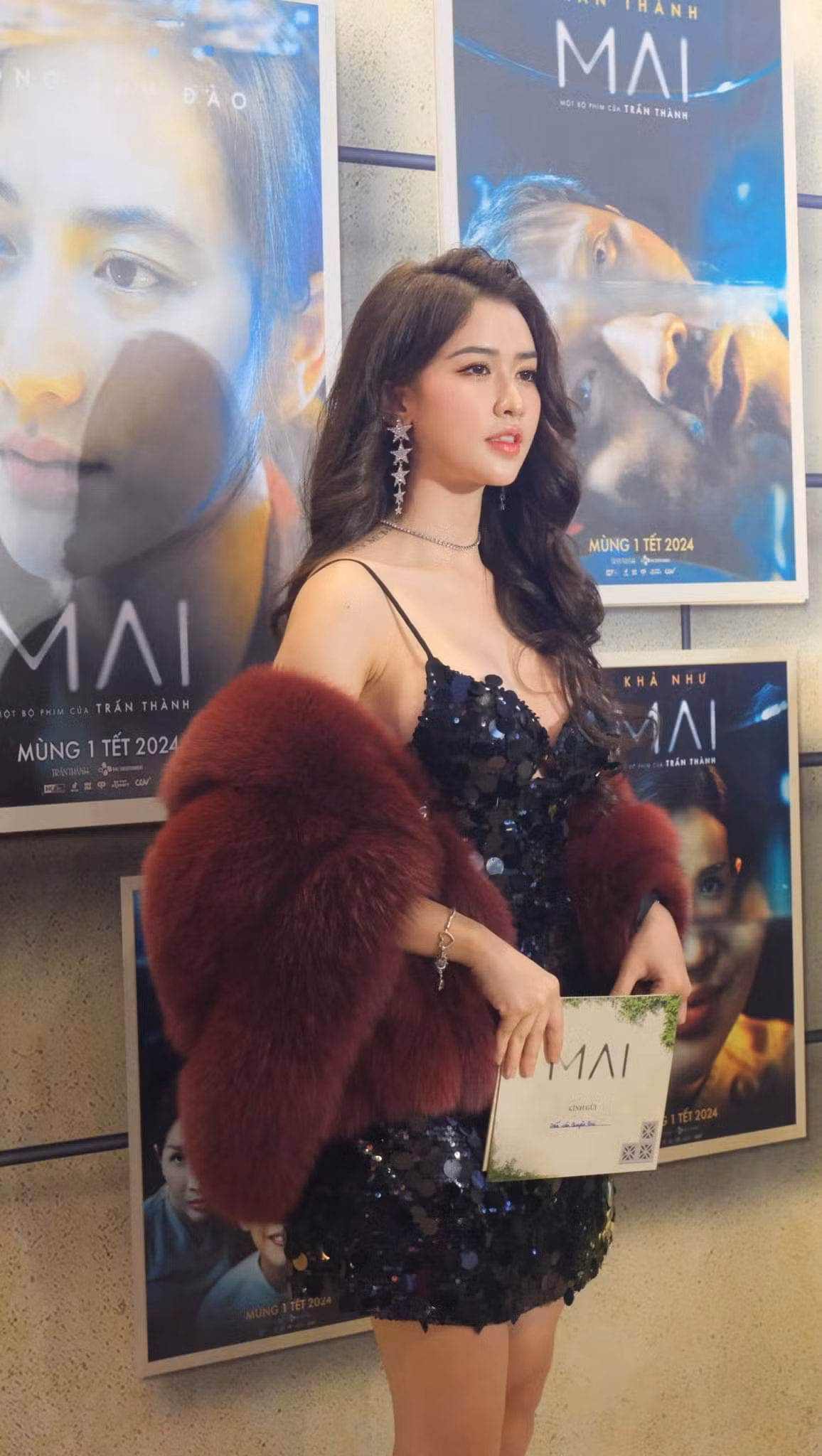 Tuy nhiên khi tham gia show hẹn hò, gái xinh 9x này lại đặt ra tiêu chuẩn cho nửa kia khá "khó nhằn" nên cô nhanh chóng nhận nhiều ý kiến trái chiều từ cộng đồng mạng.
