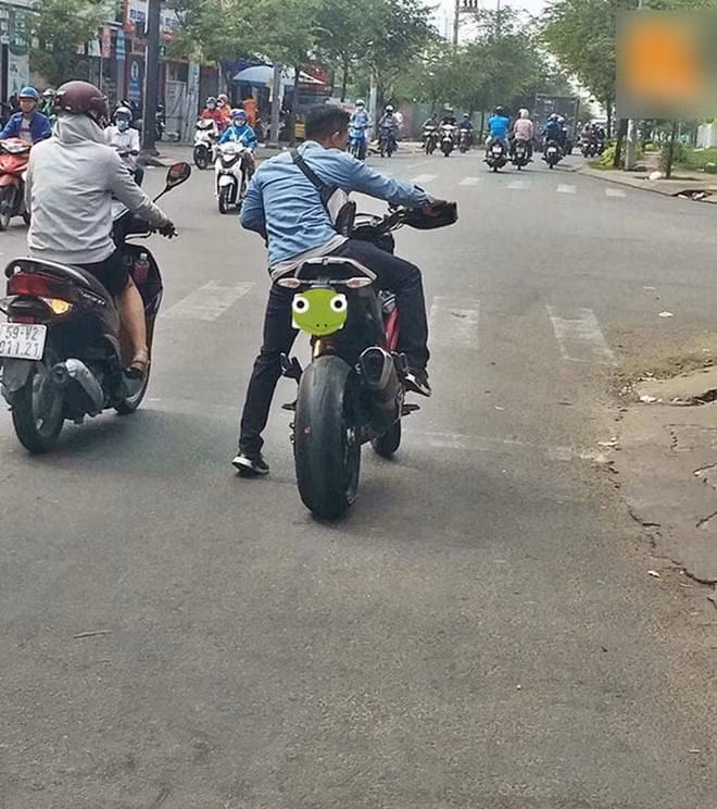 Phải thừa nhận một điều rằng chân dài có khá nhiều lợi thế còn những người sở hữu chiều cao "nấm lùn" thì khá vất vả khi gặp tình huống điển hình như việc đi những chiếc xe cao.