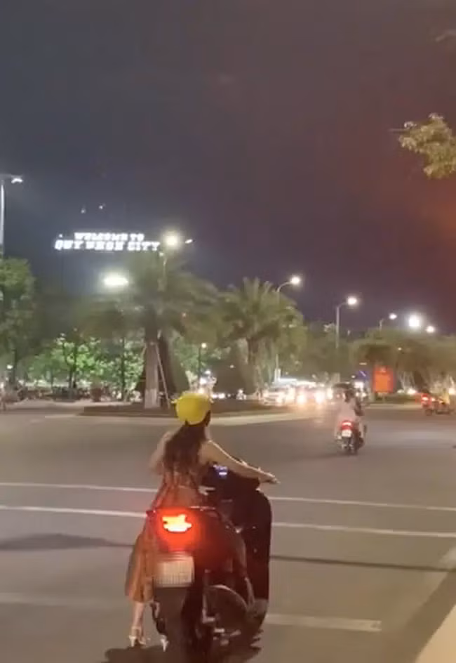 Sự việc cô gái chân ngắn nhưng vẫn đánh đu với xe SH khiến tất cả mọi người dở khóc dở cười, không biết khuyên nên đổi xe hay... dùng tiếp nữa.