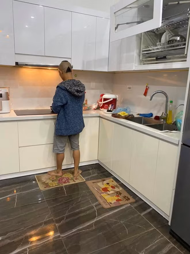 Năm 2019, Mao Ca cũng đã hé lộ một số hình ảnh về căn biệt phủ rộng 800m2 ở quê nhà của mình. Căn nhà lấy màu trắng làm chủ đạo, nội thất được trang trị hiện đại, sang trọng.