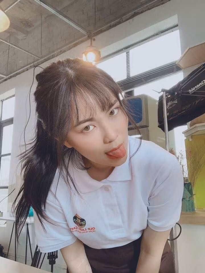 Chứng kiến hình ảnh tóc đen của nữ streamer Misthy, CĐM liên tục khen ngợi nhan sắc ngọt ngào và có phần… thắm nhẹ của cô nàng.