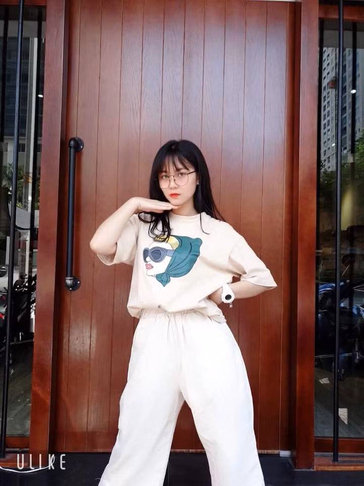 Không quá cầu kỳ, chỉ cần những chiếc áo thun đơn giản nhưng được "mix match" hợp lý, Misthy ghi điểm trong mắt CĐM.