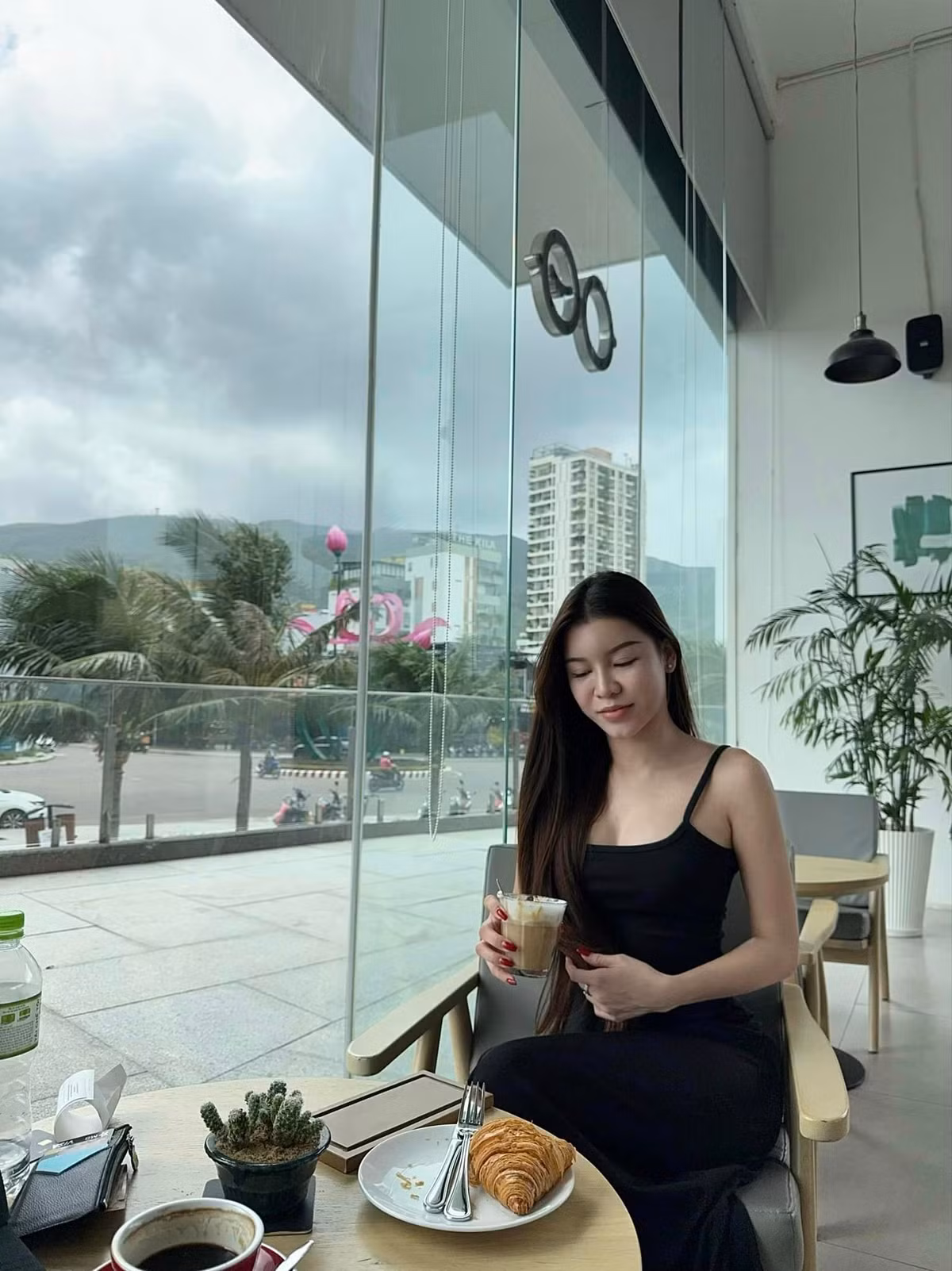 Tuy nhiên, đặc điểm cơ thể của Yến Xuân mà dân tình ấn tượng nhất chính là vòng eo không mỡ thừa, cùng vòng 3 "trái đào" không thể quyến rũ hơn.