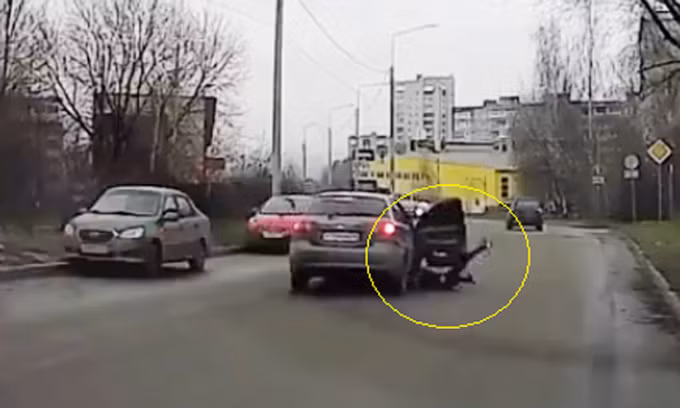 Viêc chốt cửa khi xe ô tô đang di chuyển là điều mà các tài xế nên kiểm tra.
