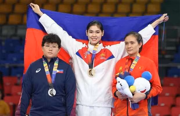 Nữ VĐV gây ấn tượng với màn châm đuốc là võ sĩ Taekwondo Sorn Seavmey với chiều cao 1,83m và vóc dáng như người mẫu. Cô được xem là người hùng thể thao Campuchia.