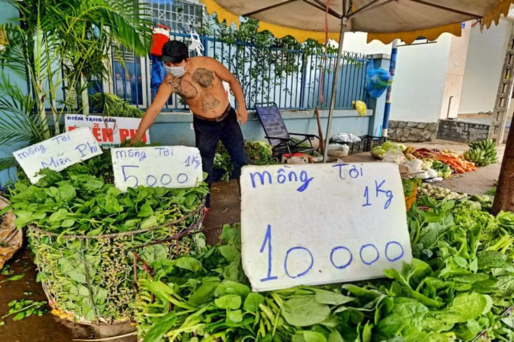 Tấm biển hiệu đầy lỗi chính tả cũng là một nét rất riêng của Minh Râu. Thay vì cảm thấy khó chịu, hầu hết người đọc lại chỉ thấy sự gần gũi thông qua những dòng chữ "mua nhanh chốt nẹ", "lếu còn"...
