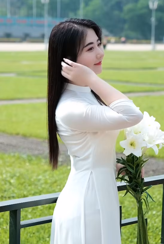 Trong một thời tiết đầy nắng, hình ảnh cô giáo xinh đẹp xuất hiện trên các con phố Hà Nội với chiếc áo dài trắng truyền thống đã nhanh chóng trở thành chủ đề thu hút sự chú ý của cư dân mạng.