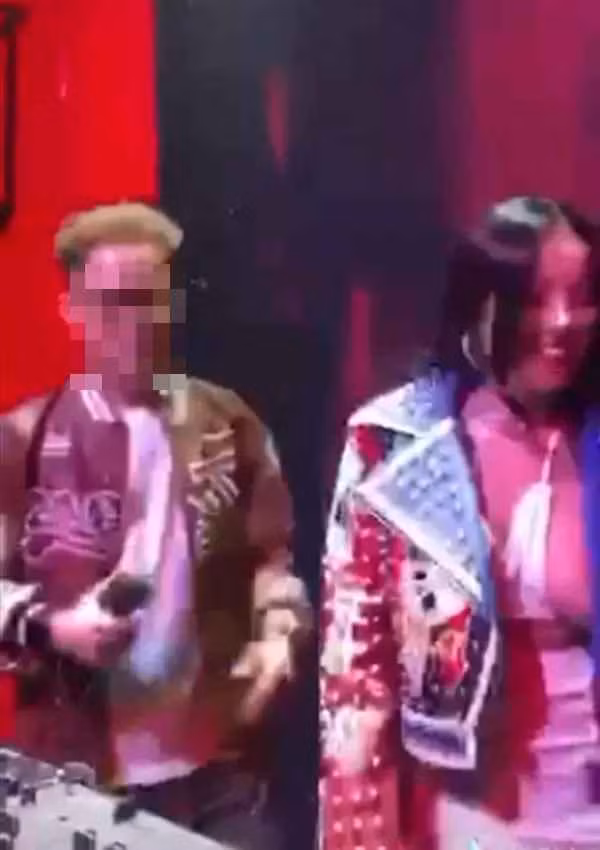 Cách đây 2 ngày, trên mạng xã hội lan truyền hình ảnh về DJ Ngân 98 đang chơi nhạc phục vụ khách.