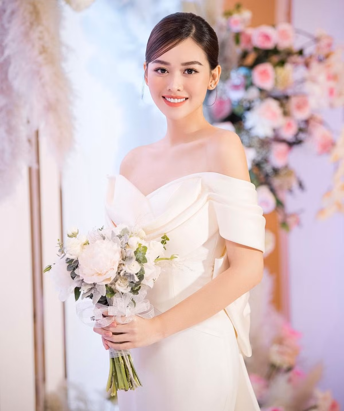 Trong một vài bức ảnh hiếm hoi được Tường San đăng lên mạng xã hội, cô thường che gương mặt của ông xã.