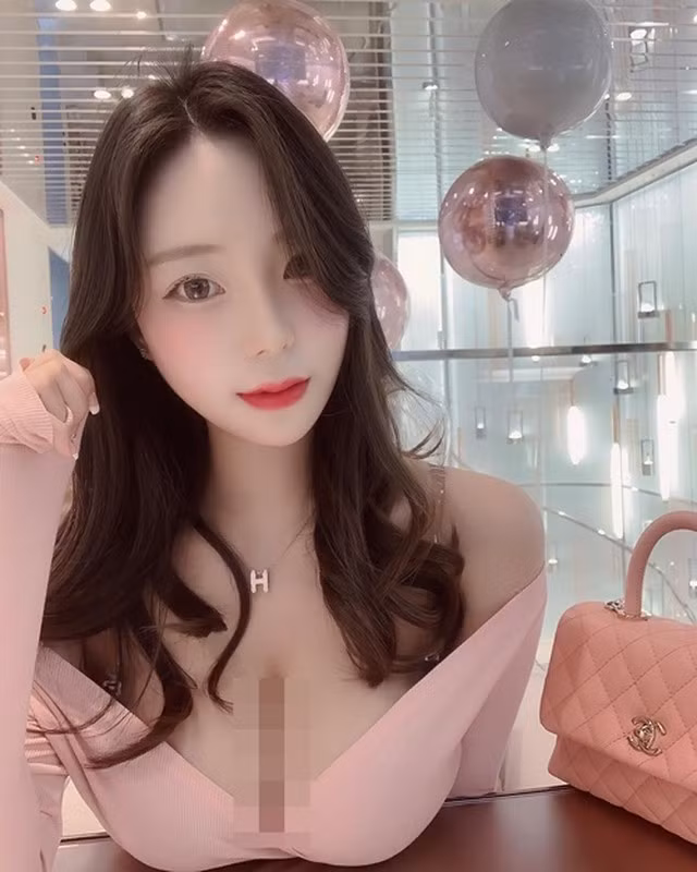 Từ lâu Berry Yoon đã nổi tiếng khi sở hữu bộ ngực khủng, vòng eo con kiến, cặp mông trái đào săn chắc tạo thành đường cong hình chữ S siêu nóng bỏng.