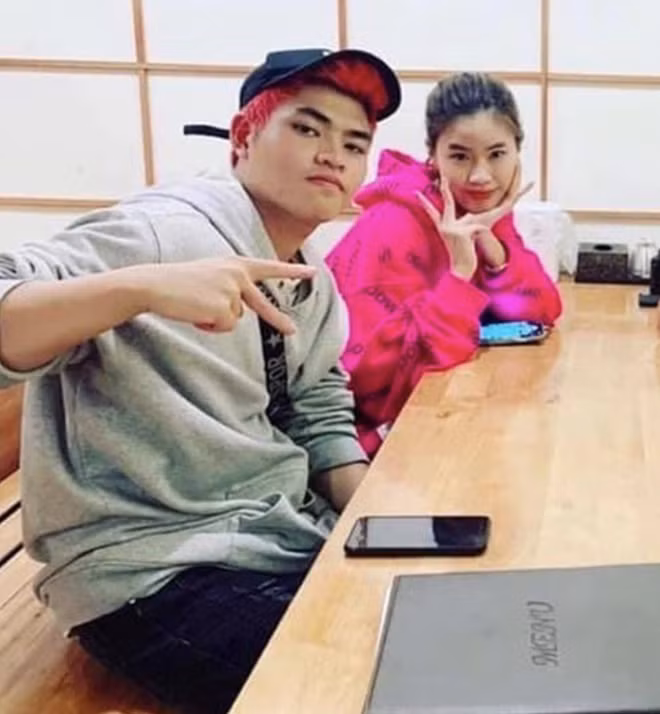 Nhưng cư dân mạng làm gì bỏ qua, ngay trong ngày 20/10, đồng loạt các group "thị phi" trên Facebook đã đăng loạt ảnh tình tứ của Pháo và Tez. Nhiều người công khai chỉ trích, cho rằng cô nàng gốc Tuyên Quang là Tuesday phá hoại mối quan hệ của nam đồng nghiệp với bạn gái.