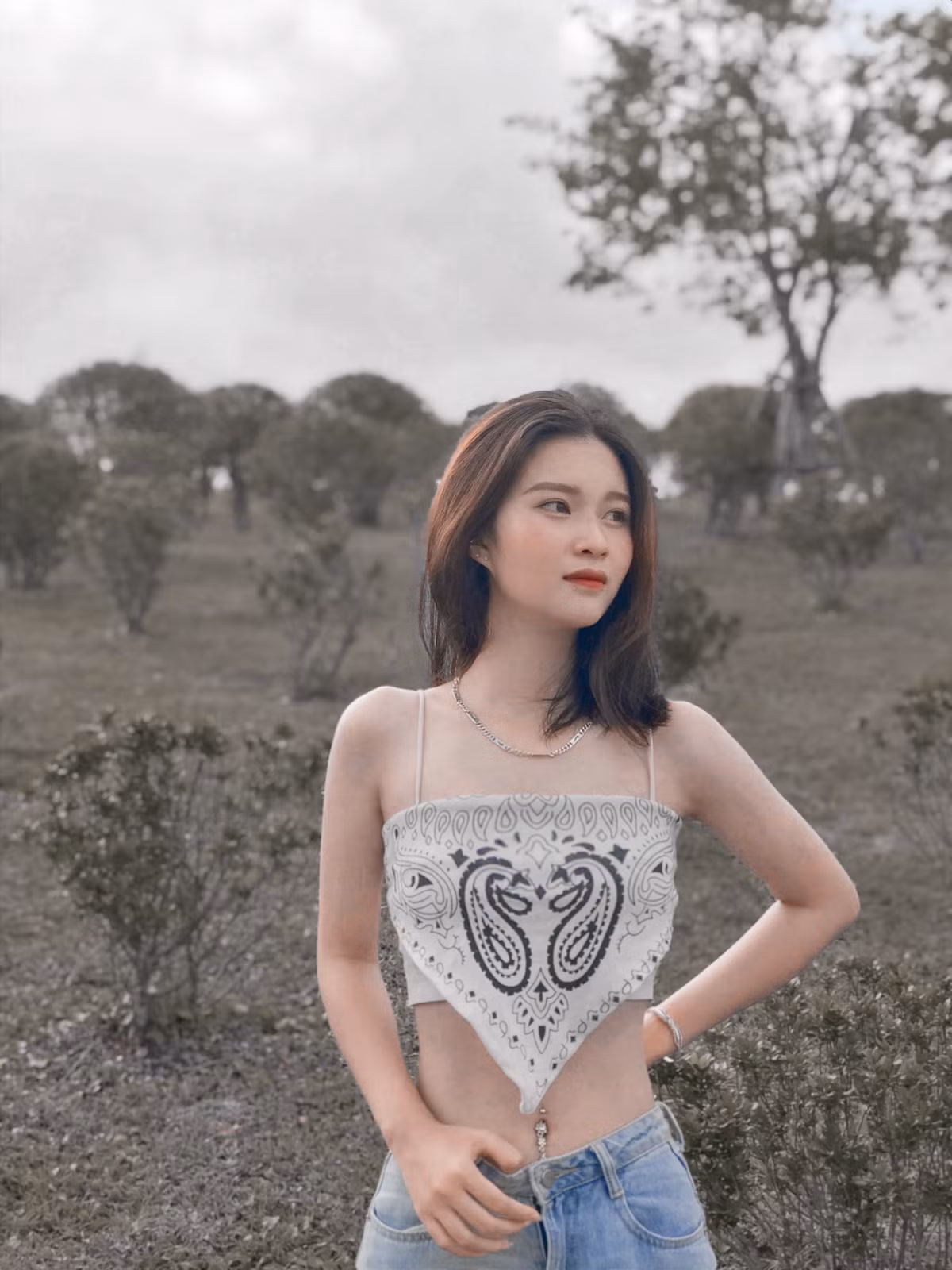 Dù không trang điểm cầu kỳ, cũng chẳng cần tạo dáng điệu đà, cô gái vẫn khiến bao người phải "mê" chỉ bởi khoảnh khắc tay chống cằm, tập trung chú ý nghe giảng.