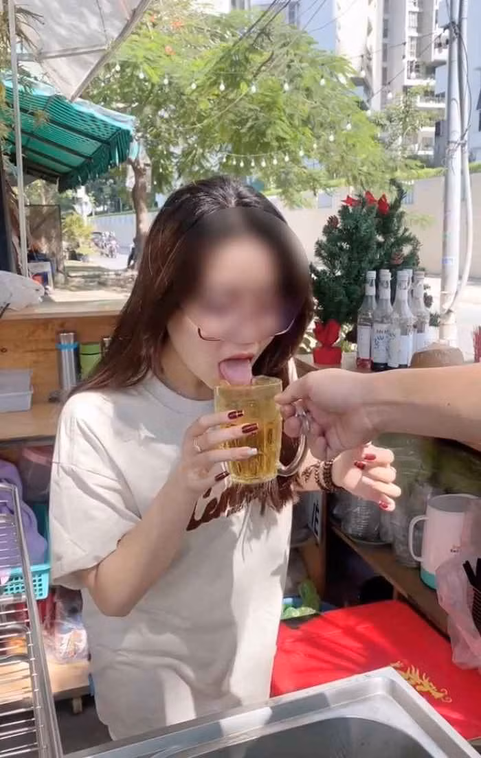 Hãy tưởng tượng người thân các bạn dùng các dịch vụ như vậy”, “Không thấy có gì là hay ho, những nội dung thế này nên bị lên án”, "Nhìn quá biến thái", một số cư dân mạng bức xúc nói.