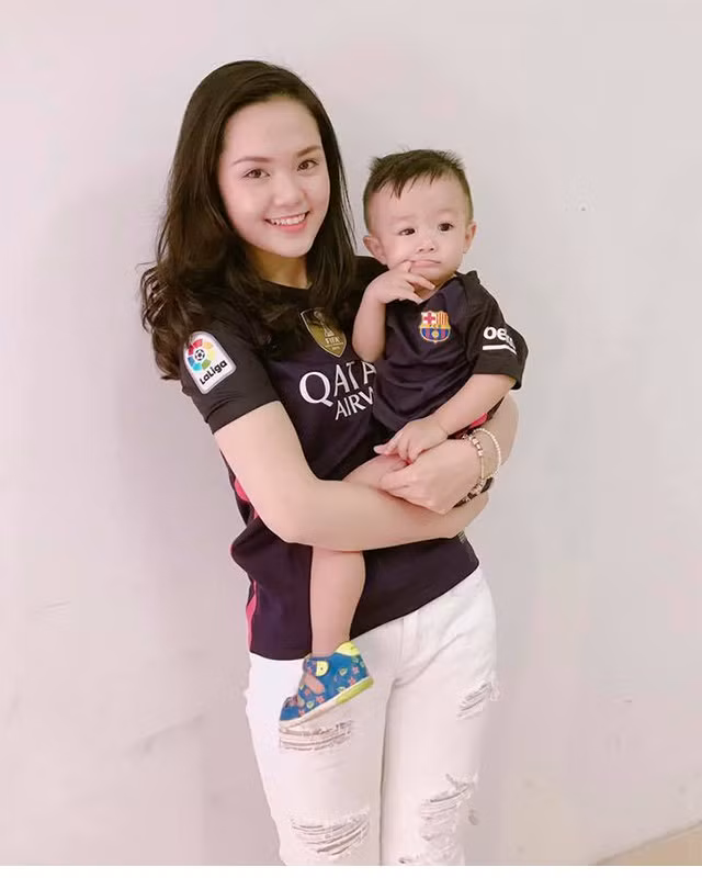 Ngày 4/9 năm ngoái, vợ chồng Duy Mạnh - Quỳnh Anh công khai hình ảnh đầu tiên về con - bé Ú (tên thật Đỗ Duy Minh) trên mạng xã hội.