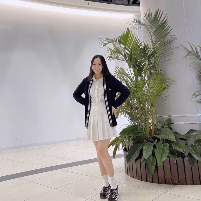 Thậm chí có lần Duy Mạnh còn phải để lại bình luận phía dưới một bức ảnh style nữ sinh của vợ rằng: "Trông như gái chưa chồng ý nhỉ. Đi một mình chắc khối anh tán đấy".