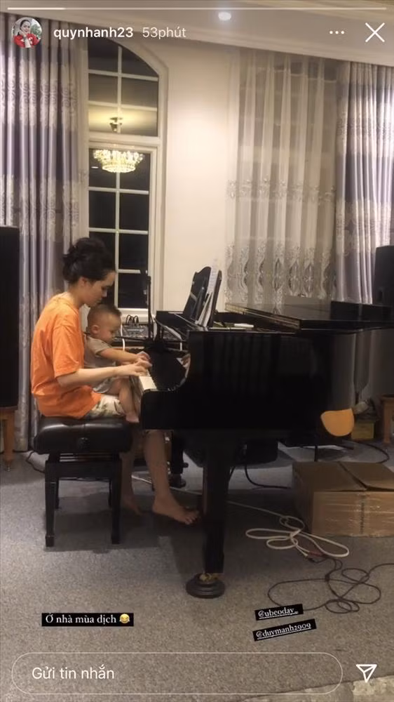 Trong khoảnh khắc này, "công chúa béo" Quỳnh Anh mặc quần áo ở nhà khá đơn giản, tóc tai buộc tạm chứ không chải chuốt cầu kì.