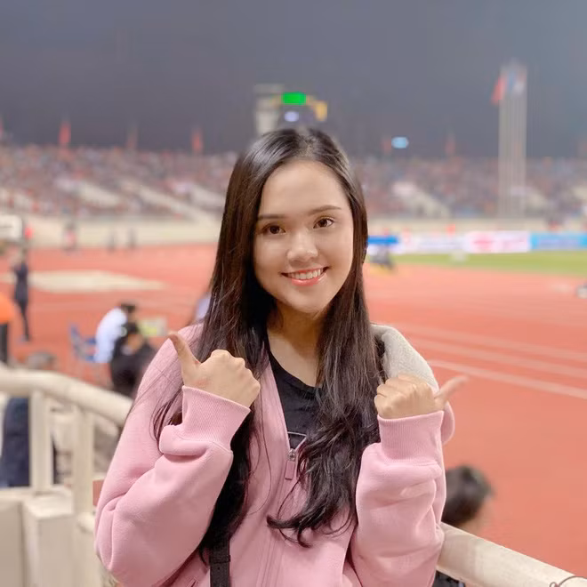 Thay vào, Quỳnh Anh vẫn luôn cực xinh xắn, chỉn chu như gái chưa chồng.