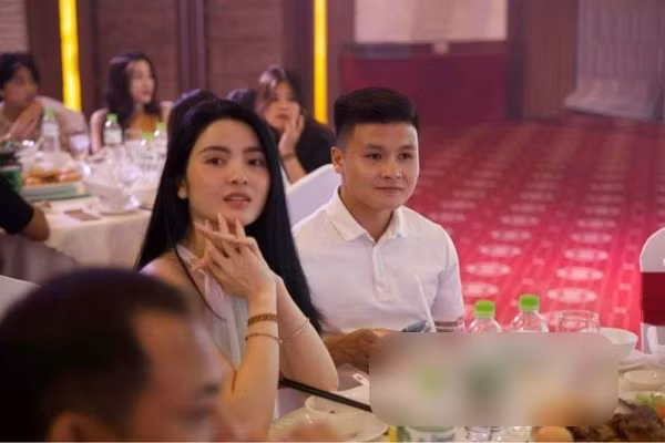 Dù nhiều lần bị tóm gọn khoảnh khắc thân mật với nhau nhưng Nguyễn Quang Hải và Chu Thanh Huyền vẫn chưa một lần chủ động công khai mối quan hệ. Tất cả chỉ dừng lại những bức ảnh chụp lén của "team qua đường".