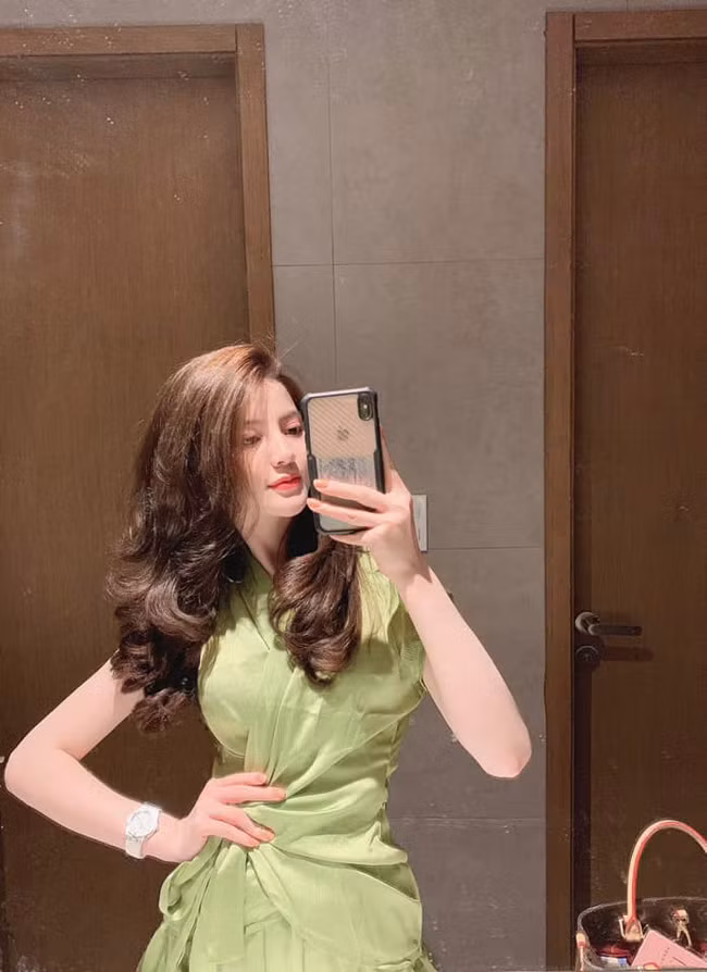 Trên trang cá nhân, bạn gái Quang Hải thoải mái đăng tải những tấm hình sexy, khoe trọn body gợi cảm.