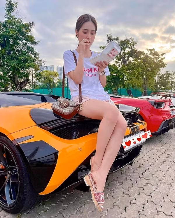 Không chỉ cuốn hút với set đồ phủ toàn hàng hiệu, Đoàn Di Băng còn tạo điểm nhấn cho khung ảnh với style tạo dáng "có một không hai".