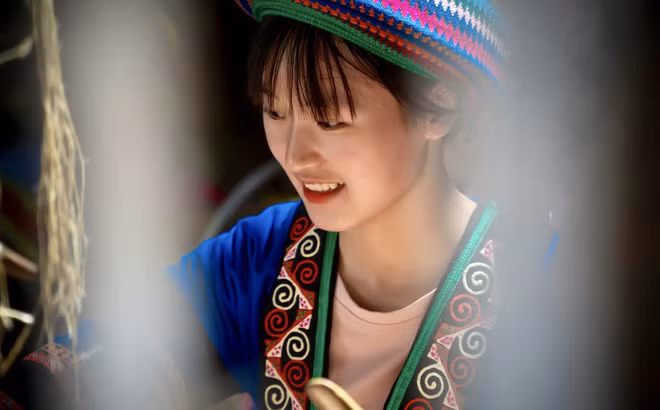 Mới đây, chàng trai trẻ Trần Tuấn Duy (28 tuổi, Hà Nội) lại lần nữa khiến dân tình thổn thức khi chia sẻ loạt ảnh chụp một thiếu nữ vùng cao.