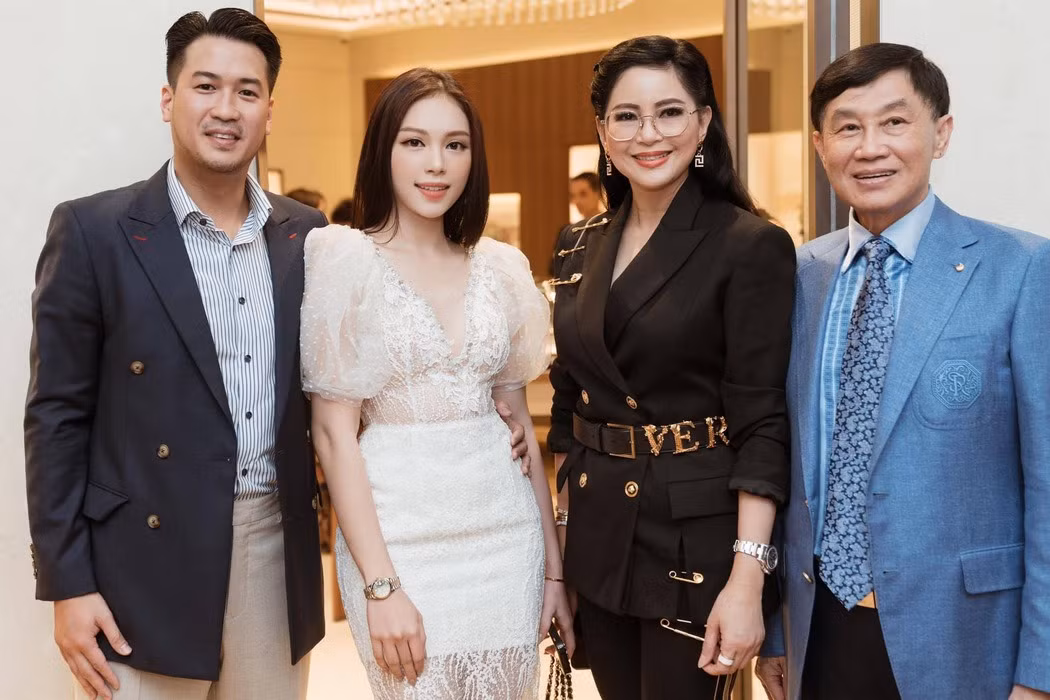 Trước đó, Linh Rin thường xuyên xuất hiện trong mọi sự kiện của nhà tỷ phú Johnathan Hạnh Nguyễn và không ngại đăng ảnh chụp cùng các thành viên trong gia đình, nom cực kì thân thiết.