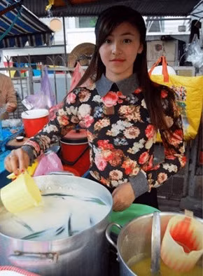 Cũng nhờ vẻ ngoài xinh đẹp, quán bánh tráng của hot girl Lưu Hoài Bảo Chi nhanh chóng nổi tiếng và đông khách hơn bao giờ hết.