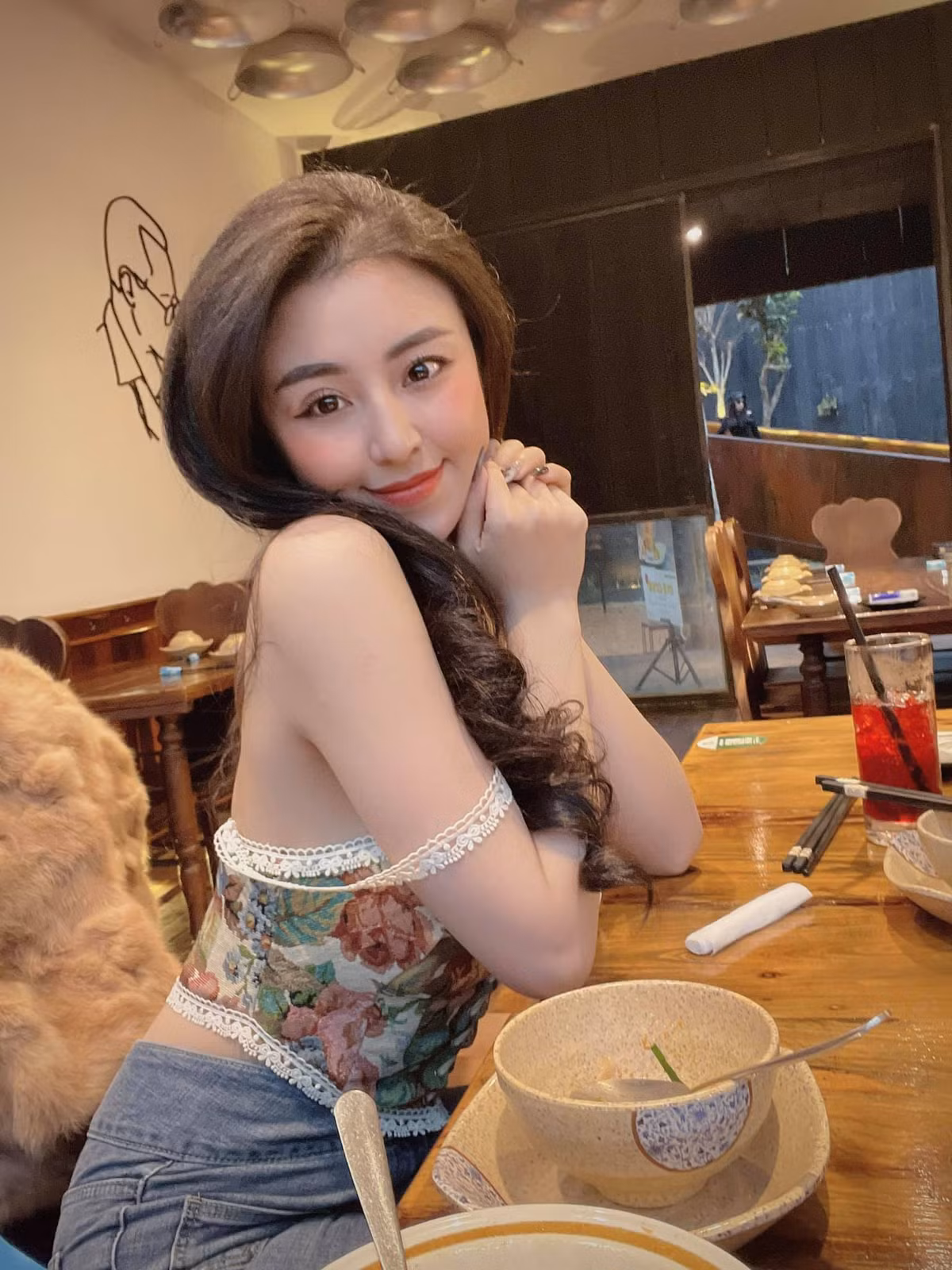 Những hình ảnh hiện tại của hot girl "bánh tráng trộn" thậm chí khiến nhiều người không thể nhận ra được đây chính là cô nàng Bảo Chi từng nổi tiếng với vẻ ngoài ngây thơ, mộc mạc cách đây 8 năm.