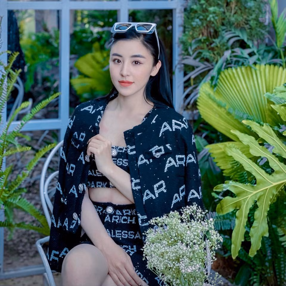 Lưu Hoài Bảo Chi cũng được xem là một hiện tượng mạng, khi nhờ vào nhan sắc xinh đẹp nổi bật của mình mà nhanh chóng nổi tiếng chỉ sau một đêm.