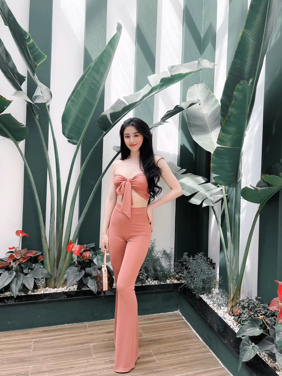 Trong chuyến du lịch Eo Gió ở Quy Nhơn (Bình Định), Bảo Chi gây chú ý khi mặc bộ váy bó sát người, khoét ngực để lộ vòng 1 căng tròn, đầy đặn.