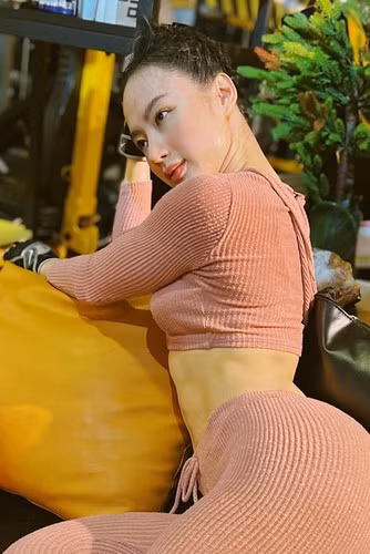 Đường cong và những người khối cơ vạn người mê trên cơ thể Angela Phương Trinh.