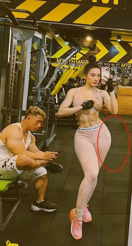 Cách đây chưa lâu,Angela Phương Trinh gây bất ngờ cho khán giả bởi hình thể săn chắc, vòng eo không mỡ thừa và lộ rõ cơ bụng, đùi.