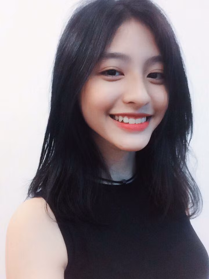 Gương mặt sáng cùng nụ cười duyên, Dương Minh Ngọc thu hút mọi ánh nhìn.