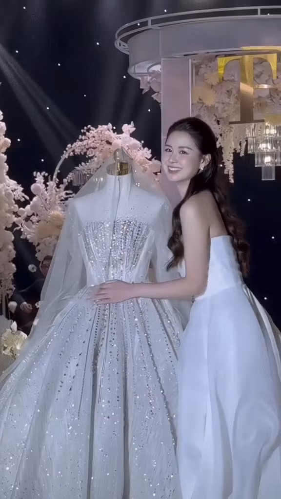 Khoảng 1 năm sau, mối quan hệ của cặp đôi mới có tiến triển, bắt đầu từ chuyện mua sầu riêng: “Hồi đó nhà bạn mình có vựa sầu riêng ngon nên mình đăng lên Facebook bán phụ. Anh Thịnh nhắn tin hỏi mua nên mình mới trả lời tin nhắn. Anh còn hỏi ‘Còn gì khác ngoài sầu cho anh mua không?’, mình bảo ‘Không ạ’ nhưng sau đó 2 bên cứ nhắn tin hoài rồi nên duyên luôn”.