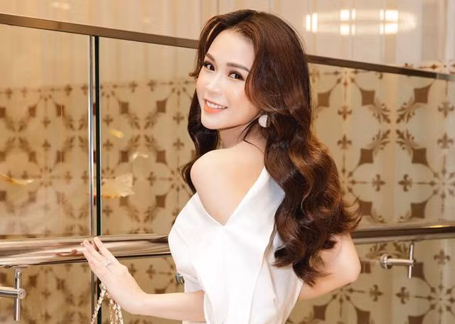 Nhiều năm hoạt động nghệ thuật tích cực, Sam đã xóa bỏ được danh xưng hot girl và cô nàng hướng tới sự công nhận của khán giả trong vai trò diễn viên. Hot girl đời đầu này từng chia sẻ: "Hot girl không phải nghề. Nếu người bình thường cô gắng một thì Sam cũng như những người bạn có cùng xuất phát điểm phải cố gắng nỗ lực gấp 100, 1000 lần để thoát khỏi mác hot girl và vươn mình khẳng định trong nghệ thuật".
