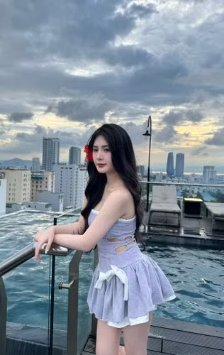 Quỳnh Alee còn nhiều lần "ra mặt" bảo vệ bạn trai khi Fish bị cộng đồng công kích, phong độ thi đấu trồi sụt.