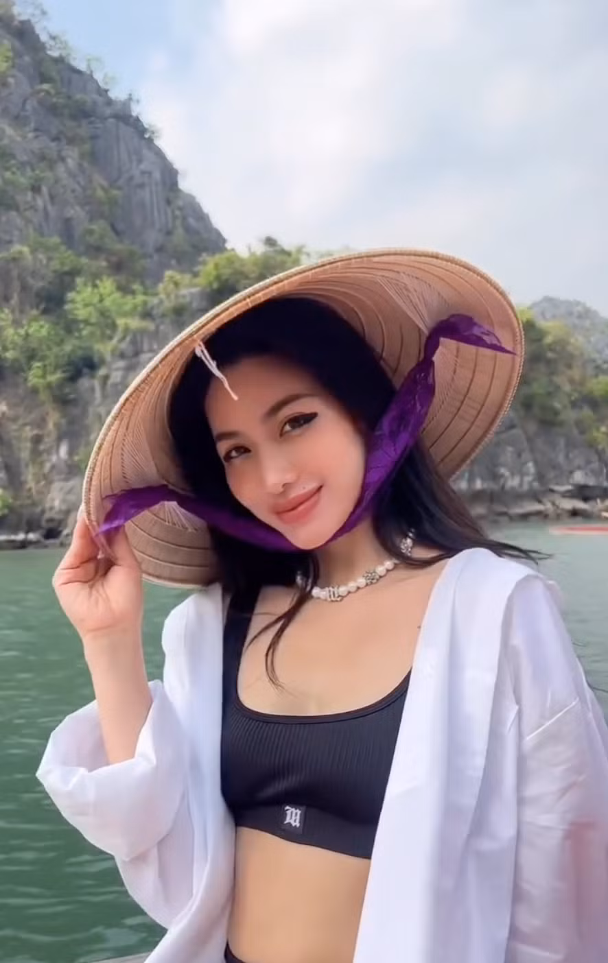 Đến tháng 10/2022, Meo Meo bất ngờ đăng status “Just me again” (Tạm dịch: Lại chỉ có mình tôi) khiến nhiều người tò mò. Từ đó trở đi, dù sống ở cả Việt Nam lẫn Canada nhưng cô không đăng ảnh hay nhắc gì đến chồng Việt kiều mà chỉ chia sẻ về con trai cùng những người bạn thân thiết khiến cư dân mạng đặt dấu hỏi về mối quan hệ này.